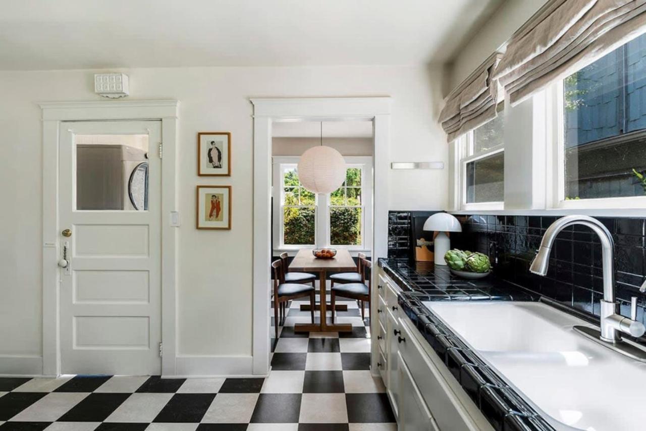Charming Walk Street - A Venice Hideaway *